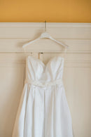 Vestido branco com decote coração