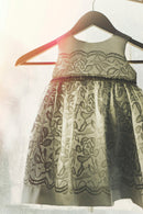 Vestido midi floral cinza e branco pendurado