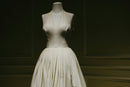 Vestido branco sem mangas em manequim