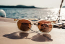 Óculos de sol com armação branca e lentes marrons