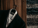 Blazer preto de alfaiataria no cabide branco