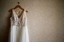Vestido midi de renda floral off-white sem mangas