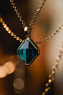 Colar de prata com pingente de pedra azul