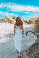 Vestido branco de alcinha na praia