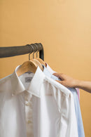 Camisa social branca feminina no cabide