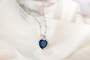 Colar de prata com pedra azul detalhe