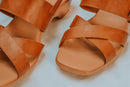 Rasteiras de couro caramelo vista superior