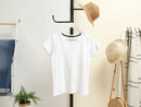Camiseta branca no cabide