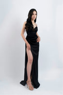 Vestido preto de cetim sem mangas