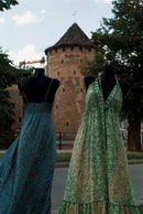 Vestido estampado verde e azul no cabide