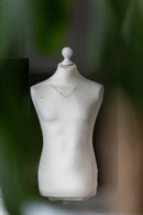 Blusa branca de malha em manequim