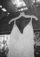 Vestido longo branco de alças finas no cabide