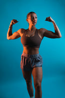Conjunto fitness de top e shorts vista frontal