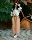 Saia midi caramelo com camisa branca