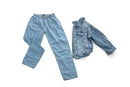 Jaqueta jeans com calça jeans em fundo branco