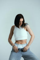 Cropped branco canelado com jeans