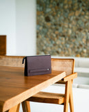 Clutch de couro marrom vista lateral