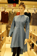Vestido chemise azul em manequim