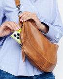 Bolsa transversal de couro caramelo em uso