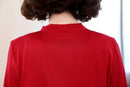 Blusa vermelha vista de costas
