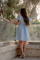 Vestido azul claro romântico