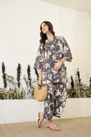 Conjunto floral de camisa e calça
