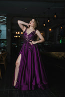 Vestido longo roxo com fenda vista frontal