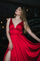 Vestido longo vermelho com fenda vista lateral