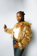 Casaco fake fur off-white com jeans
