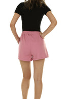 Shorts de alfaiataria rosa com camiseta preta