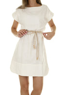 Vestido curto de linho branco com cinto de corda trançada