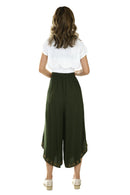 Calça pantacourt verde musgo com blusa de laise