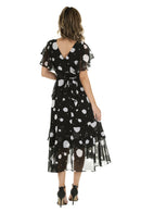 Vestido midi preto com estampa de pinceladas brancas
