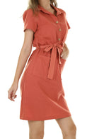 Vestido chemise terracota com amarração na cintura, vista frontal