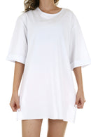 Camiseta oversized branca com mangas dobradas