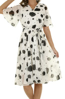 Vestido transpassado branco com estampa artística preta